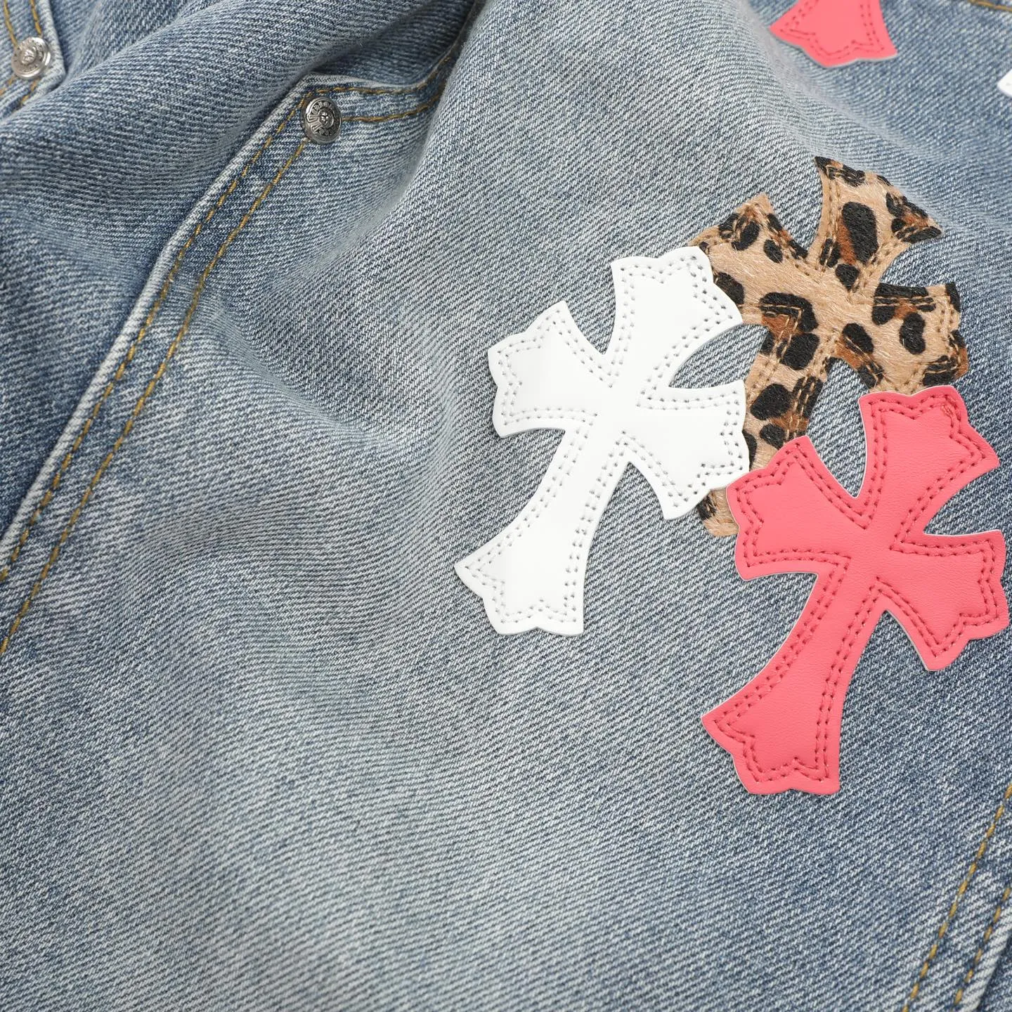 P280 CH Chromehearts Malaysia-limited leopard print cross patchwork leather workwear jeans and logging pants. The counter price is 34W. It is decorated with patchwork cross patterns and washed jeans! ! An absolutely high-end luxury product, a 1.9W-level god-level single product, a super popular product, made by top heavy industry, a magic weapon that cannot be missed! [About Zangyin] This is an extremely luxurious fashion brand that can also be called the aristocracy of the high street. It has always been an exclusive brand for some hipsters or rich second generations. Compared with ordinary high streets, it is more luxurious and noble. Compared with luxury brands, it is more fashionable and individual. It has always been a brand that I have a special liking for. [Top heavy industry fashion design] Consistently high-street luxury style. Speaking of this style, the Zangyin family and GU family are definitely the leading representative brands. Especially the Zangyin family has really achieved a state-of-the-art effect in creating high-street style. The unique washed material is used to create this style. The color system is already quite eye-catching. After it is decorated with patchwork cross flowers, it cleverly highlights the charm of the brand. Secondly, this style uses classic The high-waist cutting design highlights the long legs and fashionable temperament of the upper body. The brand is highly recognizable and the slim fit configuration is more suitable for daily wear. It is a product that interprets personality, fashion, and specifications at a glance. This single product is enough to make any fan excited. It can be a white T-shirt for a youthful college style, or a tight suspender for a royal style. It has strong matching ability and can be easily controlled by men.  [Materials and craftsmanship] Needless to say, this point goes without saying. As an excellent craftsman brand, Zangyin’s requirements for details and craftsmanship are really perfect. The washed color of this model has gone through so many processes, not to mention the embellishment of denim appliques. It is also purely hand-made and sewn. Just like what they believe in, only hand-made things have soul and have the meaning of wear. A top-notch heavy-duty fashionable denim item, I look forward to your perfect interpretation! !  Color: blue Size: 28-36